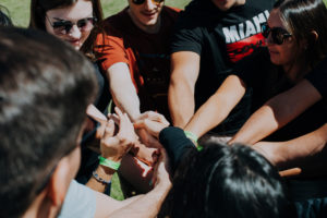 Ronda de manos de los integrantes del TeamUp