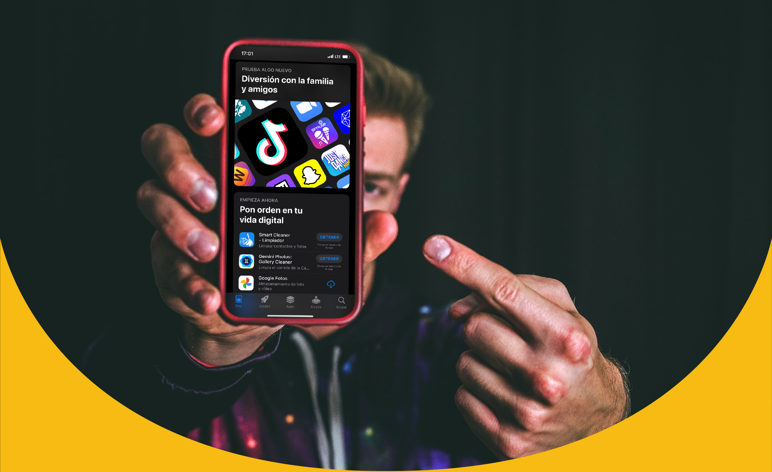 Hombre sosteniendo un teléfono móvil, que muestra en su pantalla iconos de aplicaciones de redes sociales.